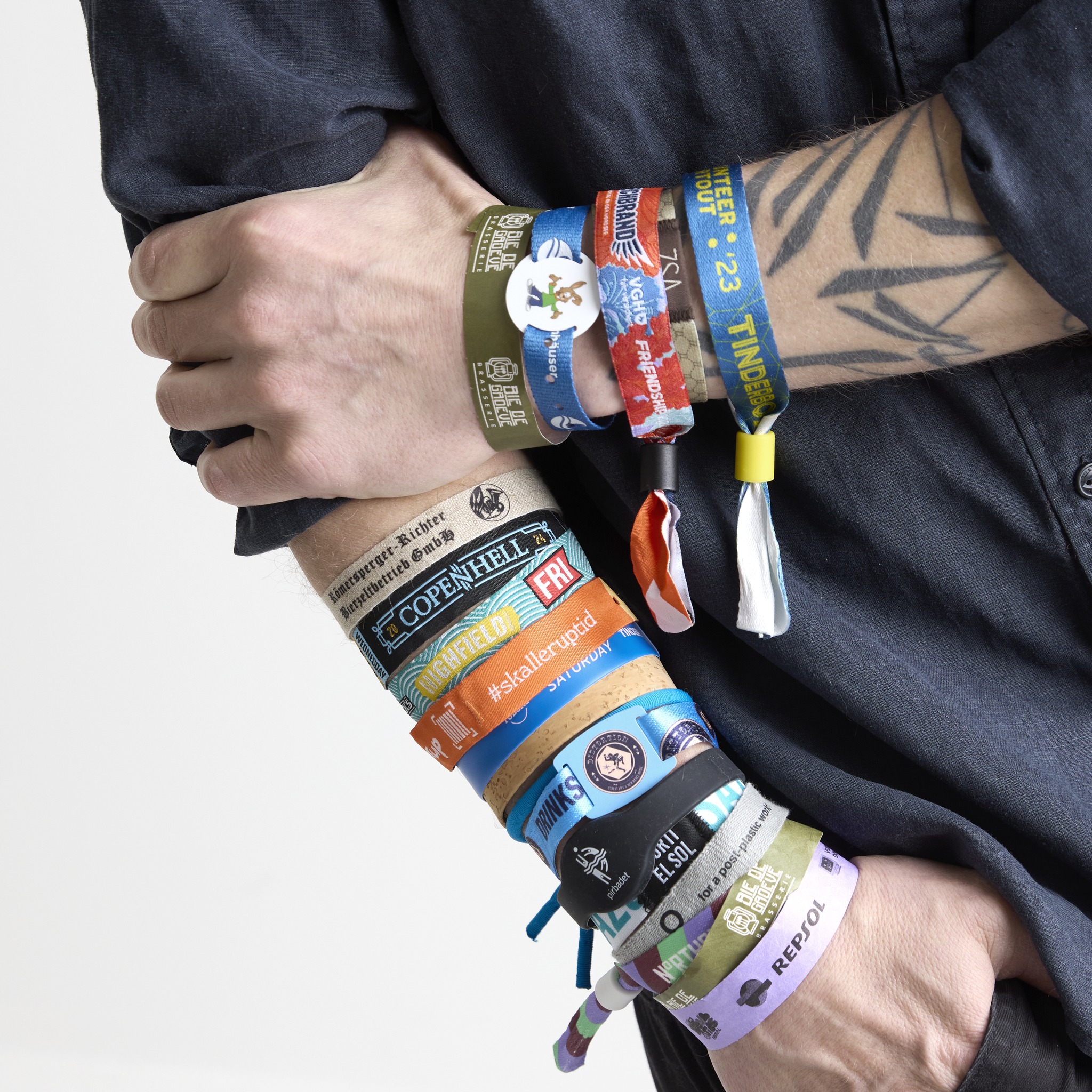 ✨ Armbånd for every occasion ✨
Fra festivalstemning 🎶 til svømmehaller 🏊‍♂️ til all inclusive hoteller 🏝️ – vi har armbånd til det hele.
Tyvek, stof, plast eller RFID? Du vælger, vi leverer 🙌

✨ Wristbands for every occasion ✨
From festival vibes 🎶 to swimming pools 🏊‍♀️ to all-inclusive resorts 🏝️ – we’ve got the wristbands you need.
Tyvek, fabric, plastic or RFID? You choose, we deliver 🙌