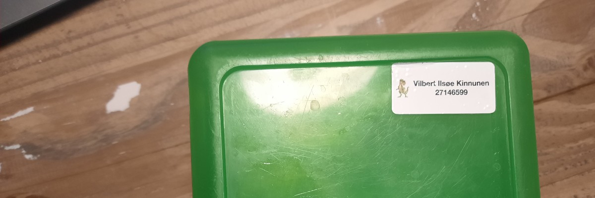 grön matlåda med klistermärke